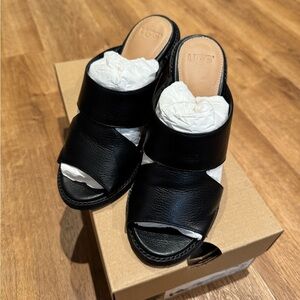 UGG Black Women's Slide Sandals black leather size 5